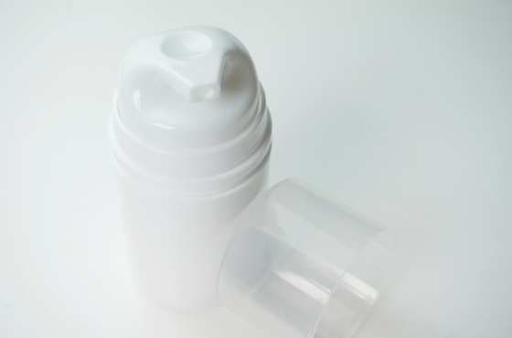 30 ml 50 ml 80 ml 100 ml 150 ml Bottles de bomba sem ar cilíndrico em formato Snap On Material plástico PP branco