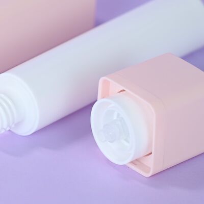 Conjunto de produtos de cuidados com a pele elegante de 15ml 30ml 50ml, frasco quadrado sem ar com cabeça rotativa, pulverizador de bomba de PP, embalagem cosmética de vedação